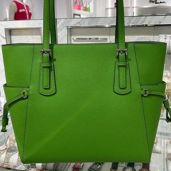 Michael Kors Voyager Large Saffiano Leather Tote Bag
Jangle Green 
NWT - Picture 6 of 16